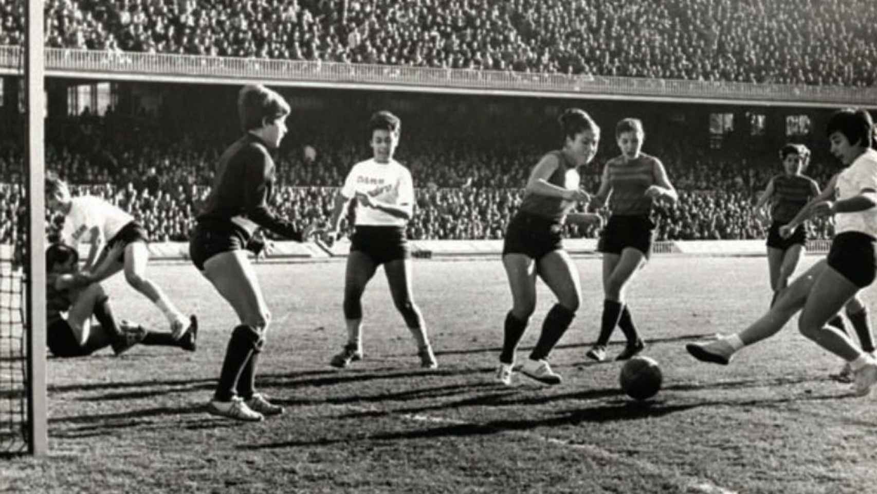 Primer partido del femenino en el Camp Nou hace 50 años el 25 de diciembre de 1970 ante el Centelles / FC BARCELONA
