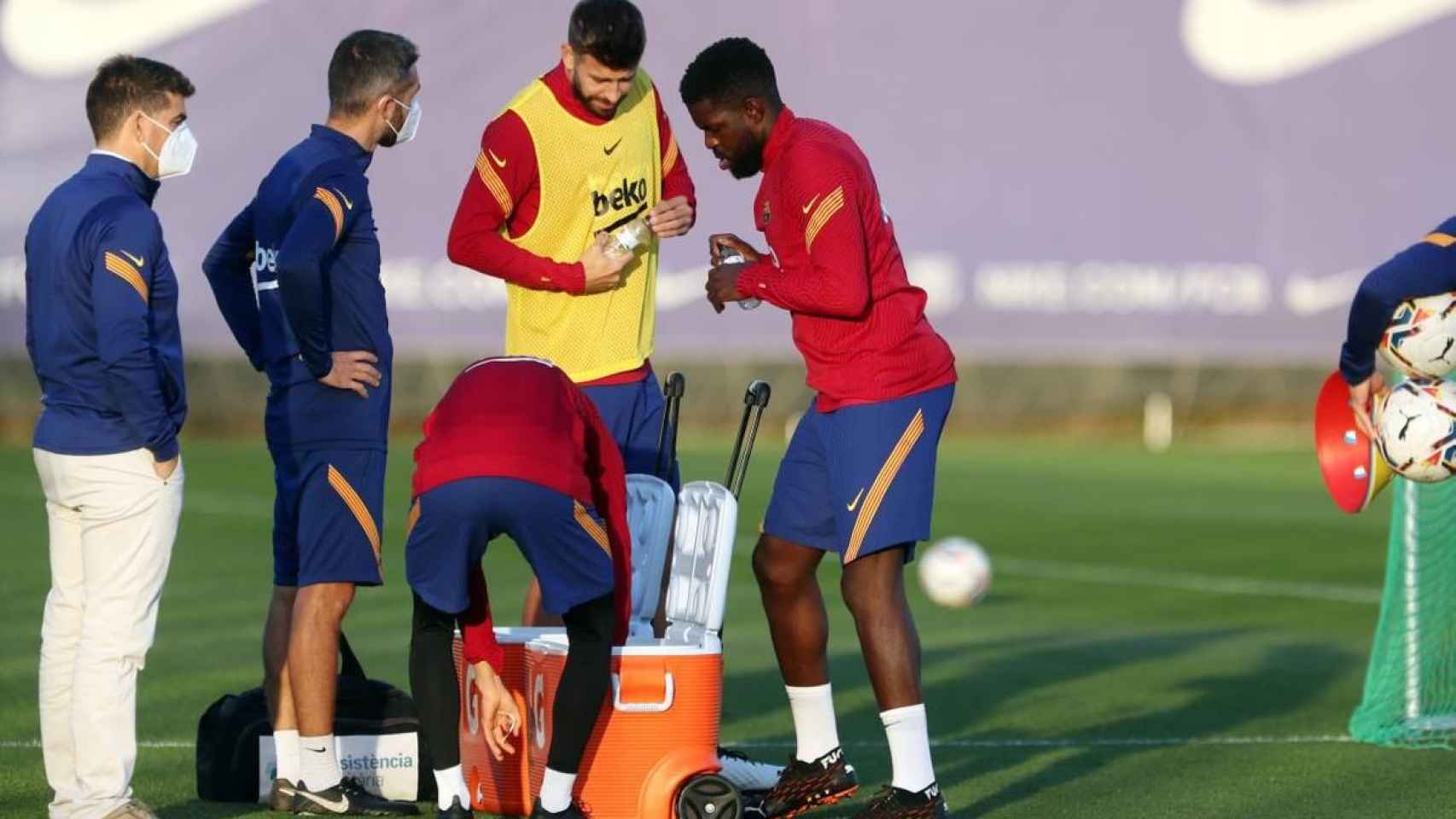 Umtiti y Piqué en un entrenamiento con el Barça de Koeman / FC Barcelona