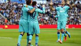 Luis Suárez y Leo Messi celebrando el gol de la Real Sociedad con Busquets / FC Barcelona