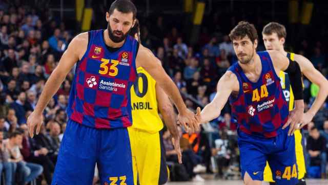 Mirotic, celebrando una canasta con Tomic | FCB