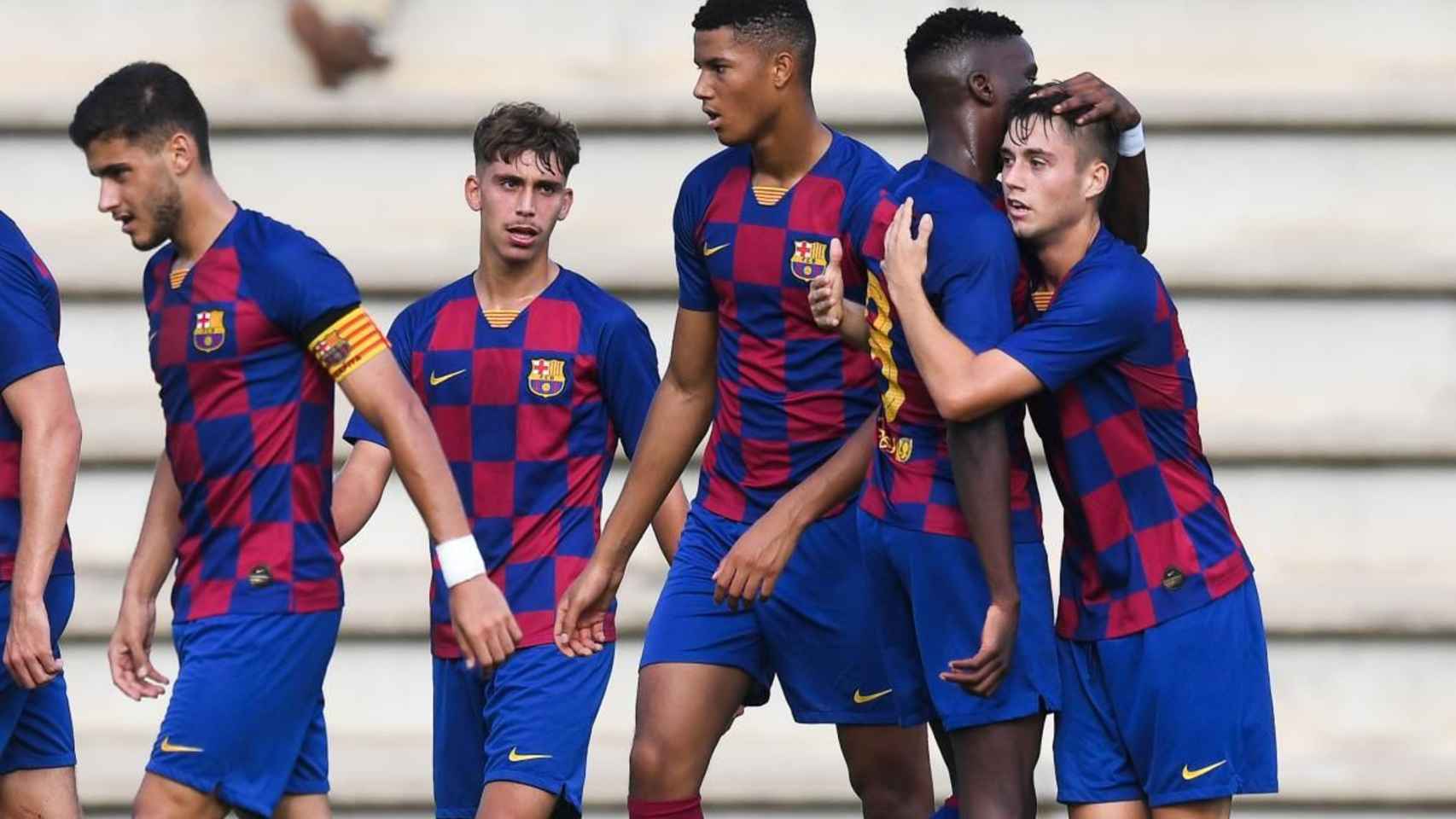 Los jugadores del juvenil A celebran un gol con el Barça / EFE