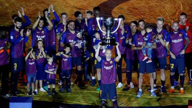 Andres Iniesta con la Liga de la temporada 2017-2018 / EFE