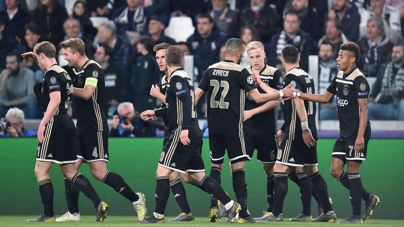 Los jugadores del Ajax celebrando el primer gol del encuentro / EFE