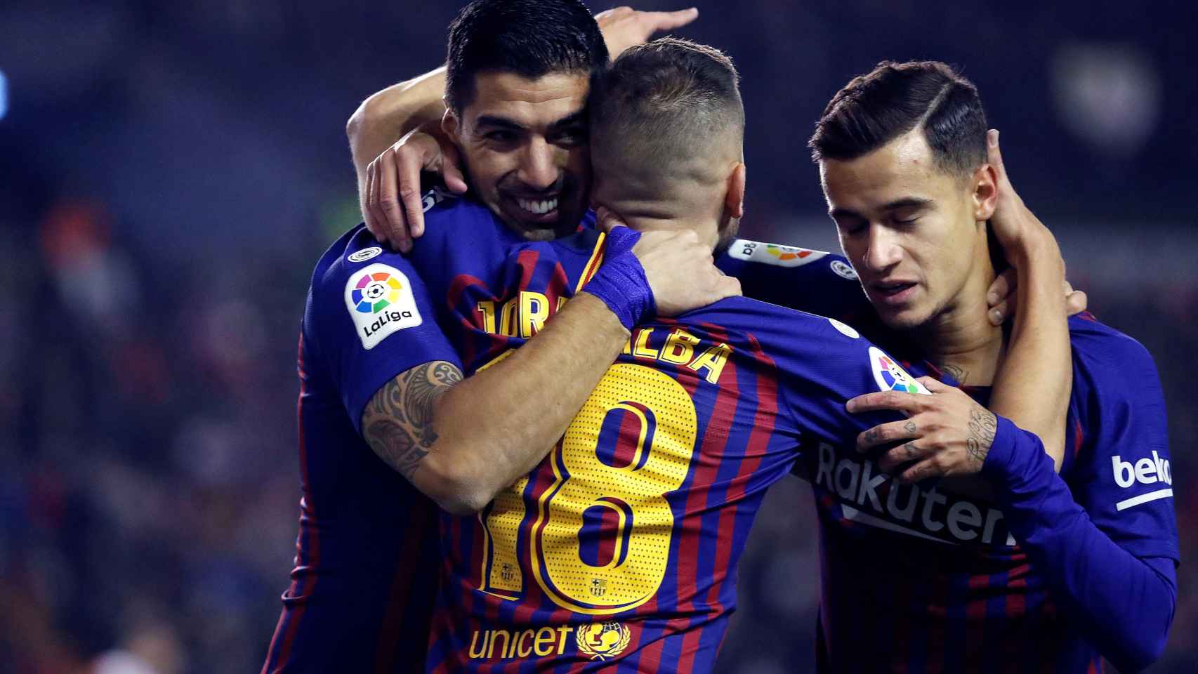 Coutinho, Luis Suárz y Jordi Alba hacen enloquecer a la afición del Barça / EFE