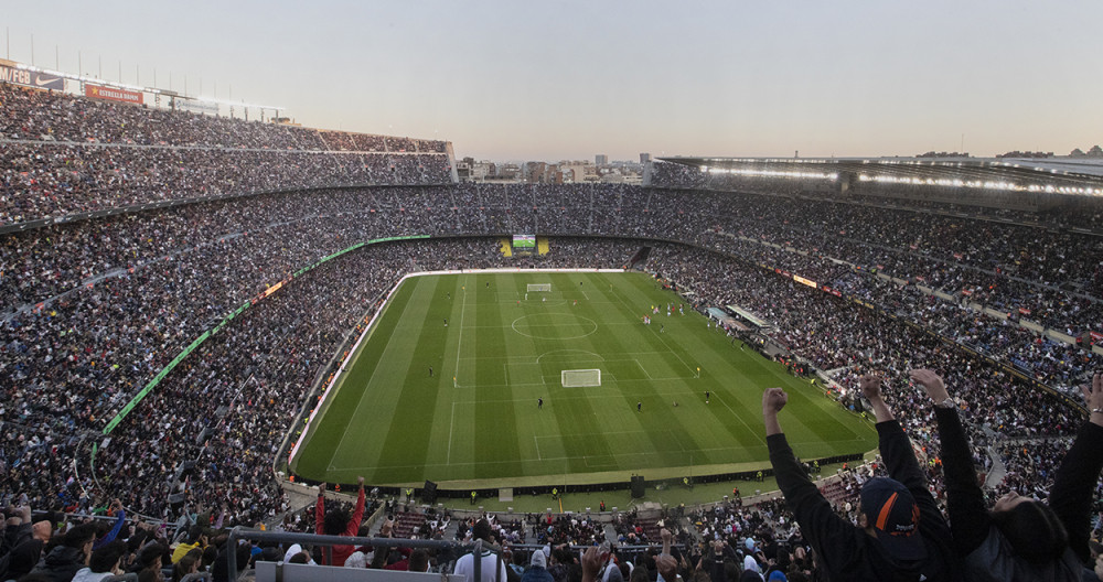 Las miles de personas que asistieron al Camp Nou para ver la fase final de la Kings League / EFE