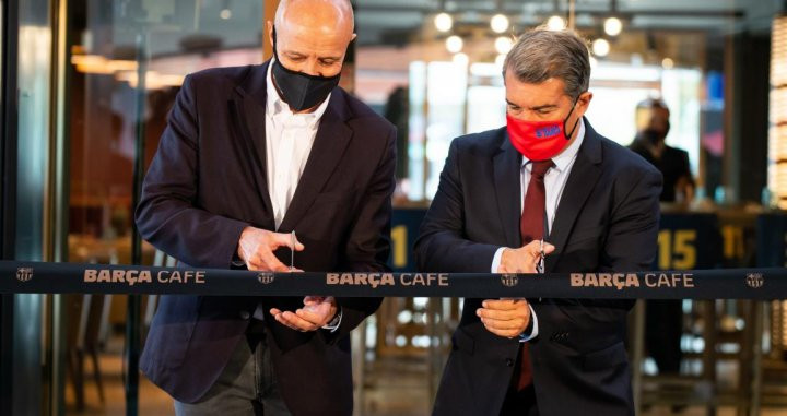 Joan Laporta cortando la cinta del Barça Café / FCB