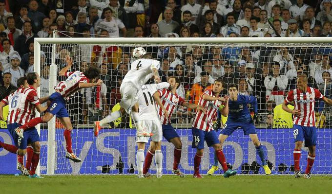 Sergio Ramos rematando contra el Atlético de Madrid en la final de la Champions de 2014 / EFE