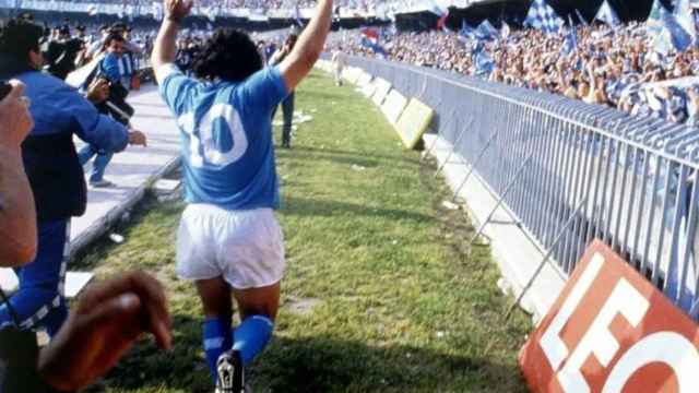 Maradona saluda a la hinchada del Napoli junto a un letrero en el que se lee 'LEO'