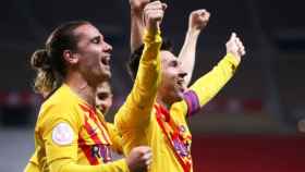 Messi y Griezmann, los jugadores mejor pagados del Barça en 2021, celebran la Copa del Rey contra el Athletic / FCB