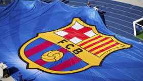 Una lona desplegada con el escudo del Barça / EFE