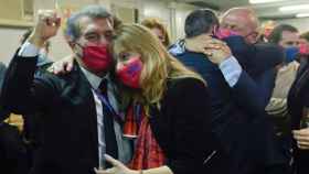 Joan Laporta se abraza con Manana Giorgadze el día que ganó las elecciones / ESTIMEM EL BARÇA