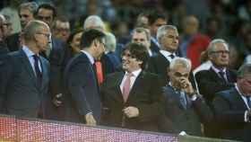 Bartomeu, junto a Puigdemont en el palco del Camp Nou | EFE