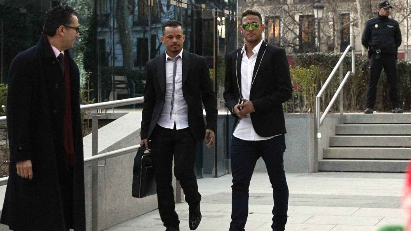 Neymar Júnior acude junto al portavoz del Barça Josep Vives a la Audiencia Nacional de Madrid / EFE