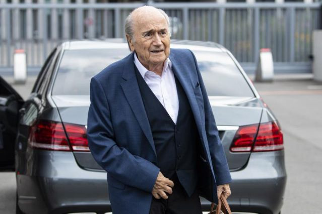 Joseph Blatter, expresidente de la FIFA saliendo del hospital / EFE