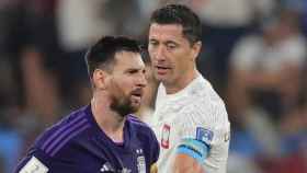 Messi y Lewandowski, enfrentándose en la fase de grupos del Mundial de Qatar / EFE