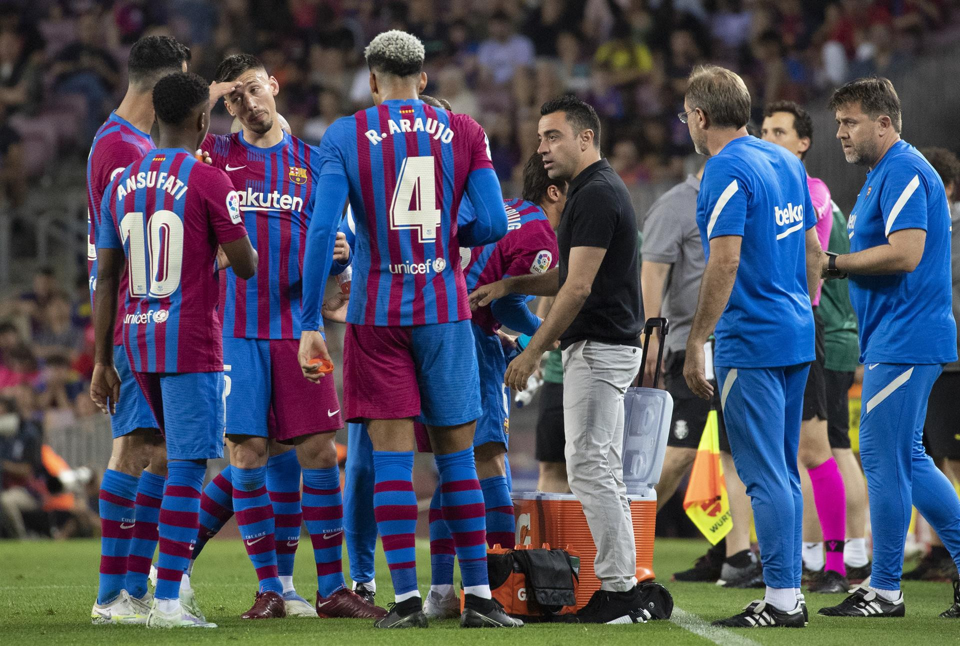 Xavi habla con sus jugadores en una pausa del Barça-Villarreal / EFE