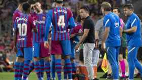 Xavi habla con sus jugadores en una pausa del Barça-Villarreal / EFE