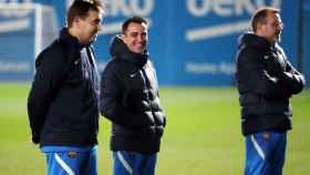 Xavi sonríe con su staff en el Barça / FCB