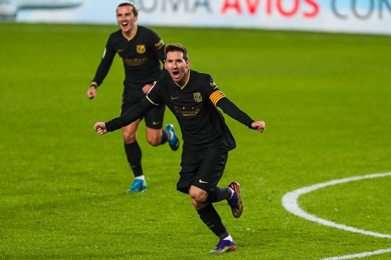 Messi y Griezmann celebrando el gol del argentino de falta / FC BARCELONA