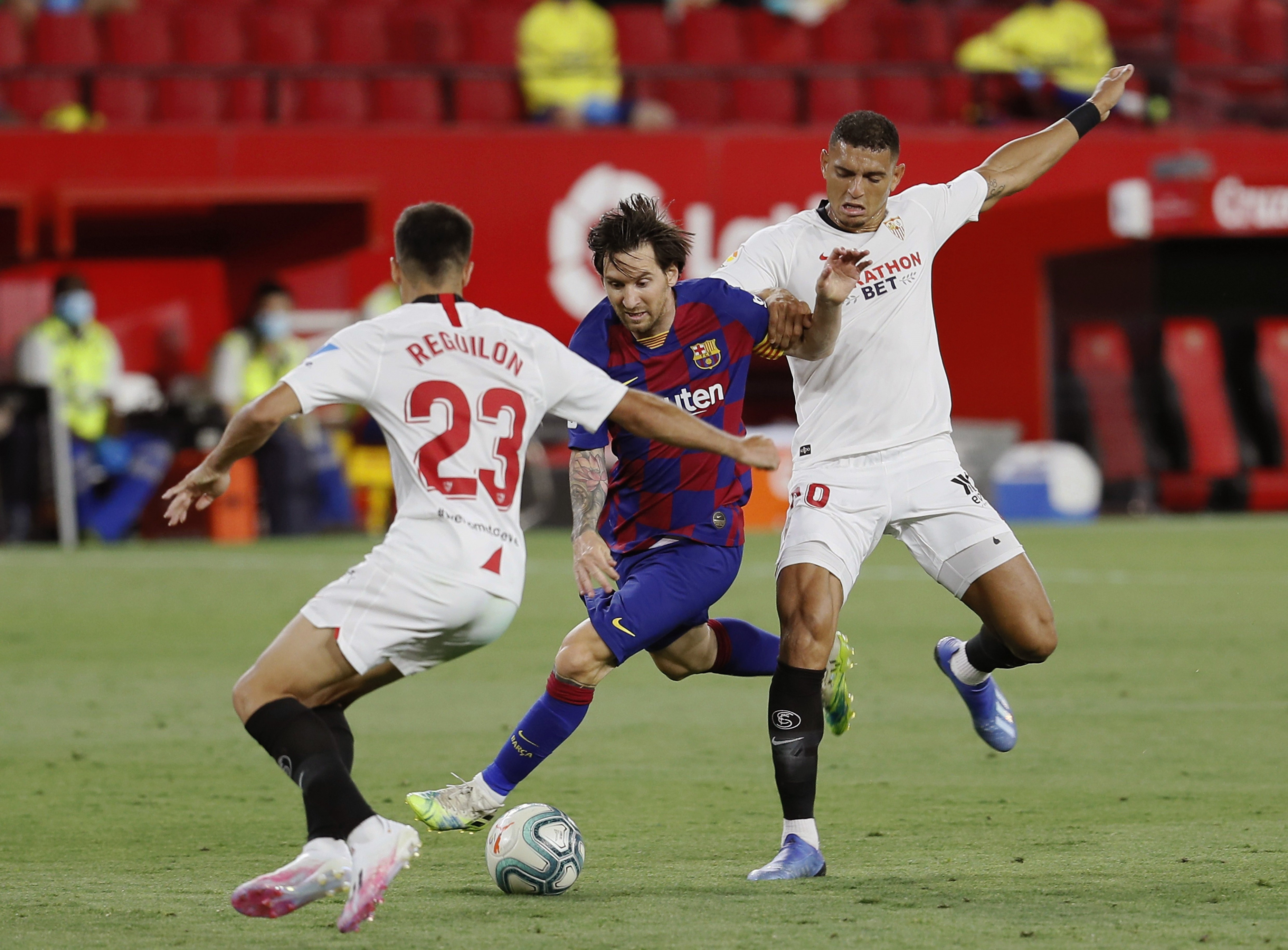 Messi luchando un balón durante el Sevilla-Barça / EFE