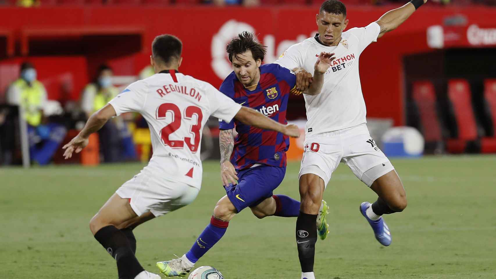 Messi luchando un balón durante el Sevilla-Barça / EFE