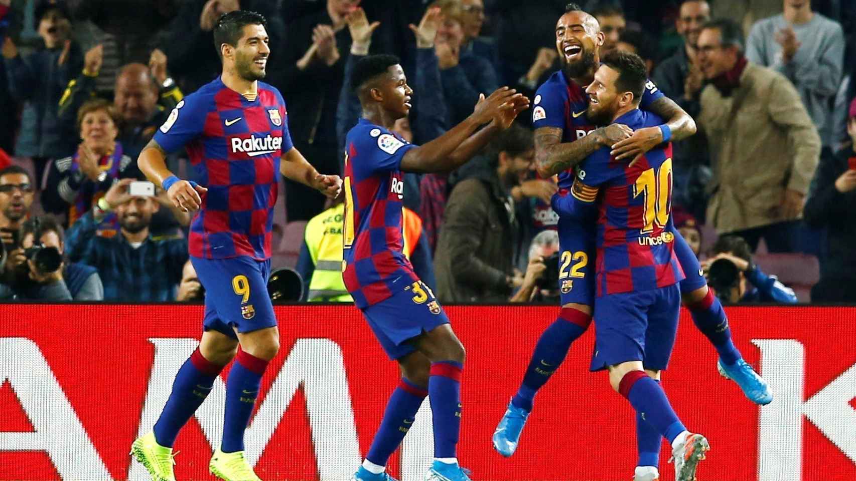 Los jugadores del Barça celebran un gol en el Camp Nou / EFE