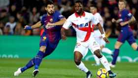 Luis Suárez presiona en el último encuentro ante el Alavés en el Camp Nou | EFE
