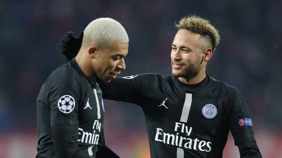 Neymar y Mbappé celebran un gol del PSG / EFE