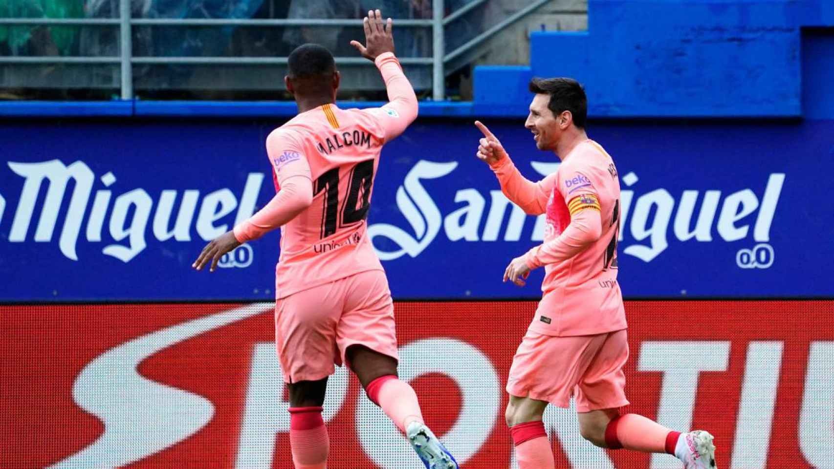 Malcom y Leo Messi celebrando un gol del Barça en Ipurúa / EFE