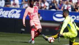 Ousmane Dembelé definiendo delante del portero del Huesca / FC Barcelona