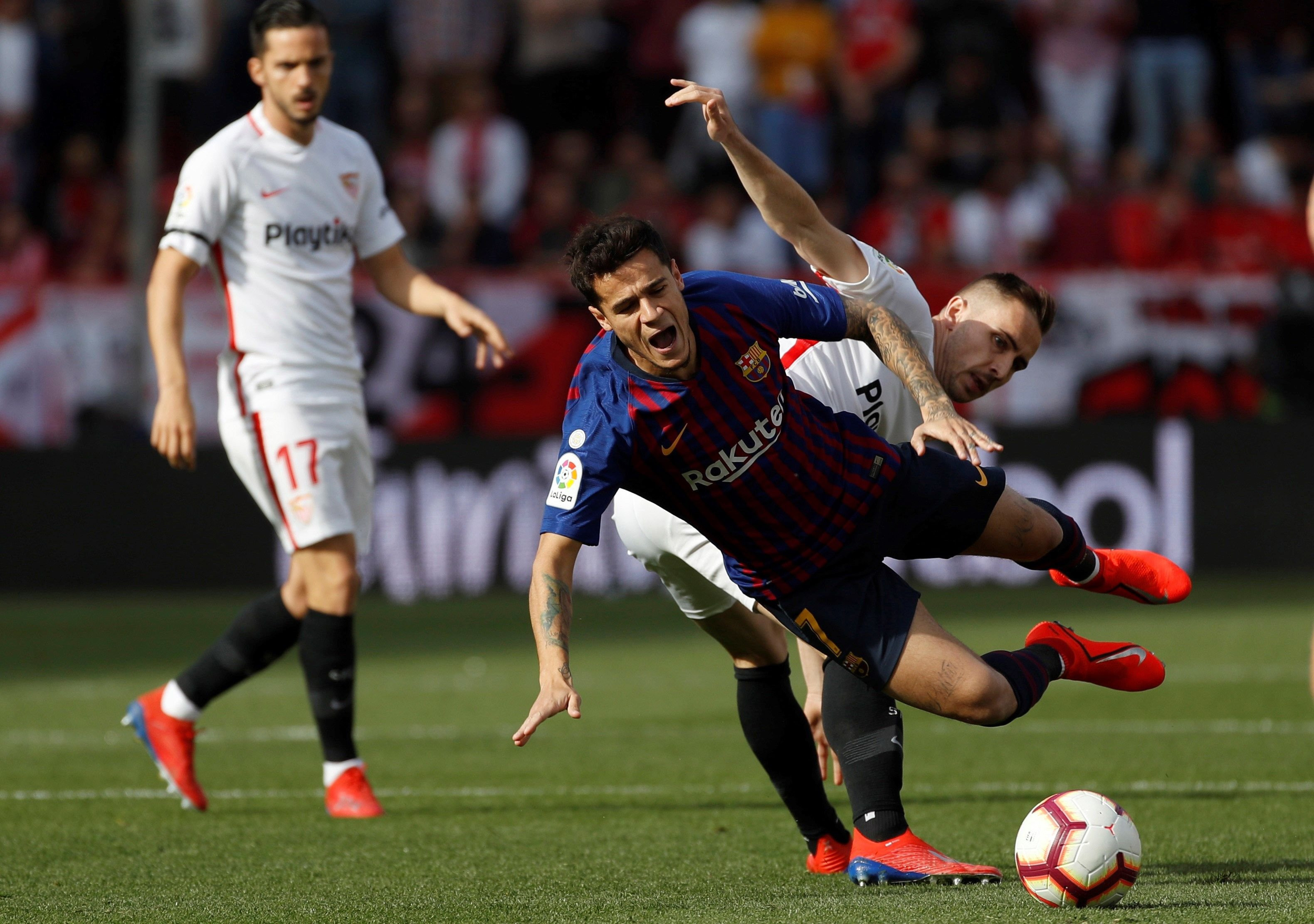 Marko Rog derriba a Philippe Coutinho en el Sevilla-Barça de Liga / EFE
