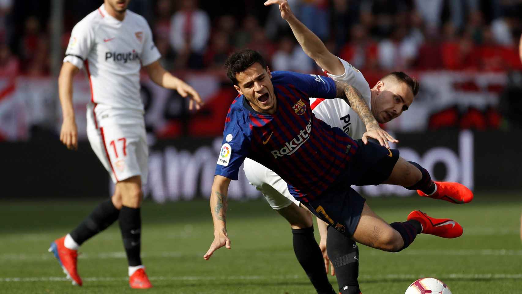 Marko Rog derriba a Philippe Coutinho en el Sevilla-Barça de Liga / EFE