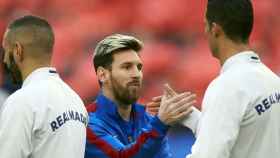 Leo Messi y Cristiano Ronaldo se saludan antes de un clásico / EFE