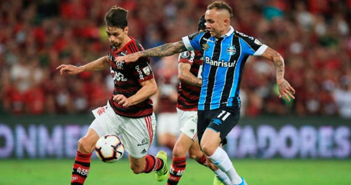 Rodrigo Caio y Everton, durante un partido en Brasil | EFE