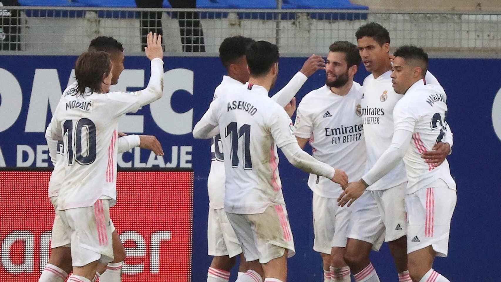 Los jugadores del Real Madrid celebran el gol de Varane / EFE