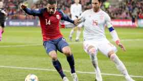 Ramos defiende ante Noruega / EFE