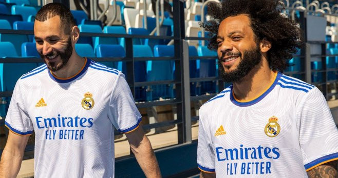 Benzema y Marcelo posan con la camiseta del Real Madrid 21-22 patrocinada por Emirates, que paga 70 millones anuales / RM