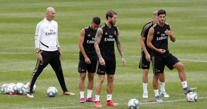 Zidane, en un entrenamiento con el Real Madrid | EFE