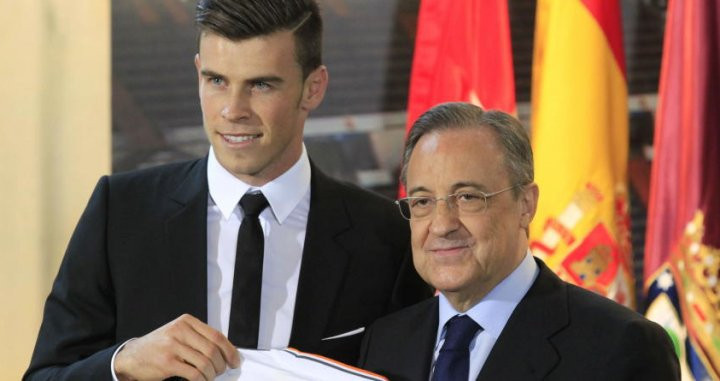 Gareth Bale junto a Florentino Pérez el día de su presentación / EFE