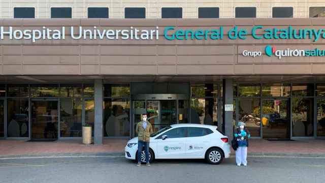 Uno de los coches de Seat que se ponen a disposición del Grupo Quirón, en el Hospital General de Cataluña