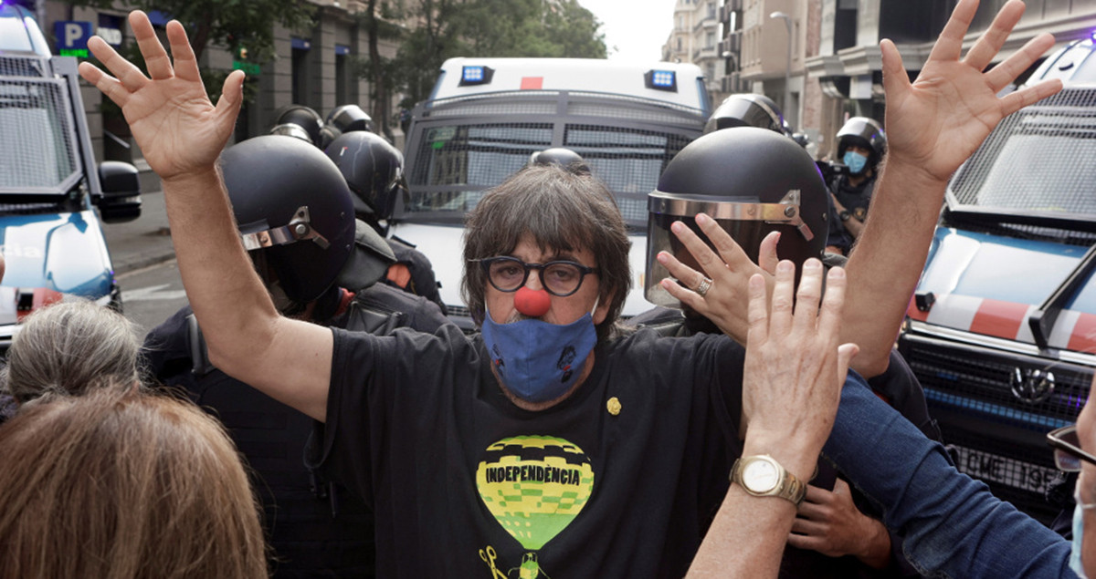 El exconcejal de ERC Jordi Pesarrodona durante la manifestación frente al Consulado de Italia en Barcelona / EFE