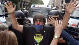El exconcejal de ERC Jordi Pesarrodona durante la manifestación frente al Consulado de Italia en Barcelona / EFE
