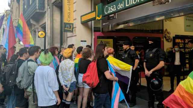 Activistas del movimiento queer frente a la librería 'Casa del Libro' para impedir la presentación de un libro / @CUP_LGBTIQ