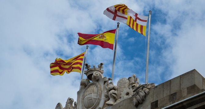 El estatuto de autonomía catalán establece que la senyera debe estar presente en los edificios públicos y en los actos oficiales que tengan lugar en Cataluña