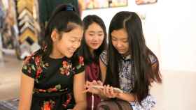 Adolescentes chinas utilizando sus smartphones / INVEST IN TEXAS INITIATIVE