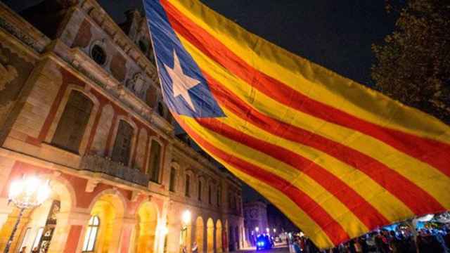 Una estelada gigante en una manifestación delante del Parlament a favor de la independencia de Cataluña / EFE