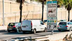 Vehículos ante un cartel de la Zona de Bajas Emisiones de Barcelona, anulada por el TSJC / AJBCN