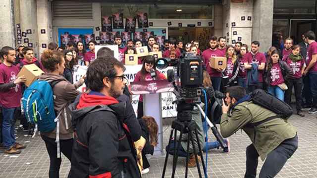 Los portavoces de la CUP explican el escrache a la sede del PP de Cataluña ante los medios convocados en 2017 / CG