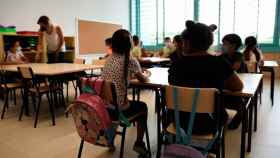 Una profesora junto a sus alumnos en una clase de Educación Primaria, donde el nivel de castellano es bajo / Jorge Gil (EP)