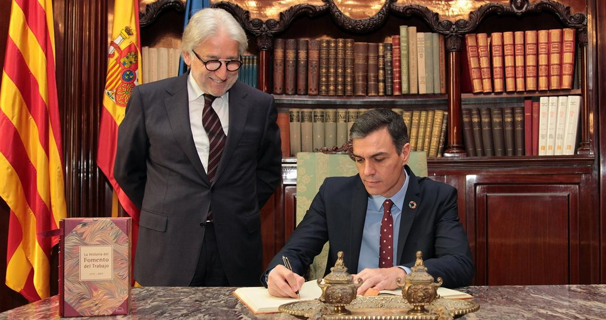 El presidente del Gobierno, Pedro Sánchez, y el de Foment del Treball, Josep Sánchez Llibre, en una imagen de archivo / EUROPA PRESS